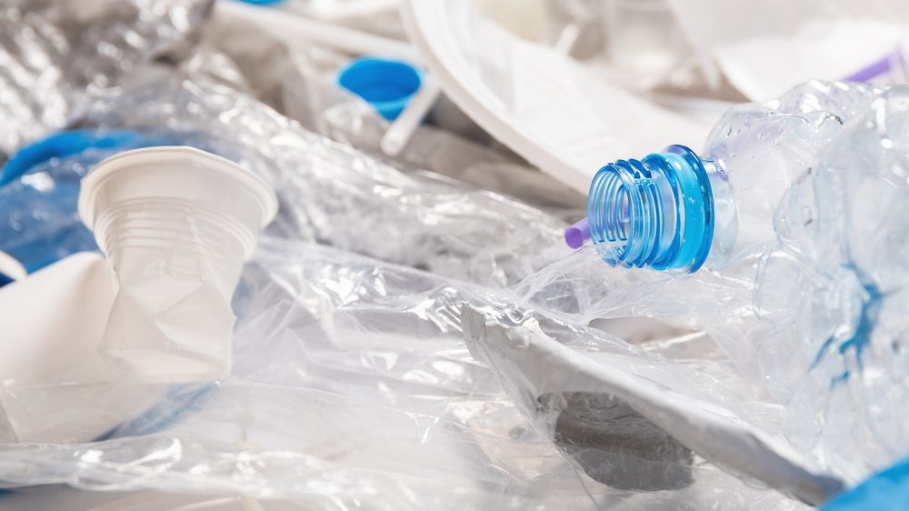 Firma vyrábí masky z plastového odpadu v oceánech